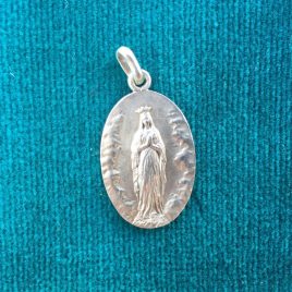 Médaille ovale en argent de la Vierge de Lourdes