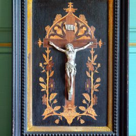 Crucifix et Marqueterie